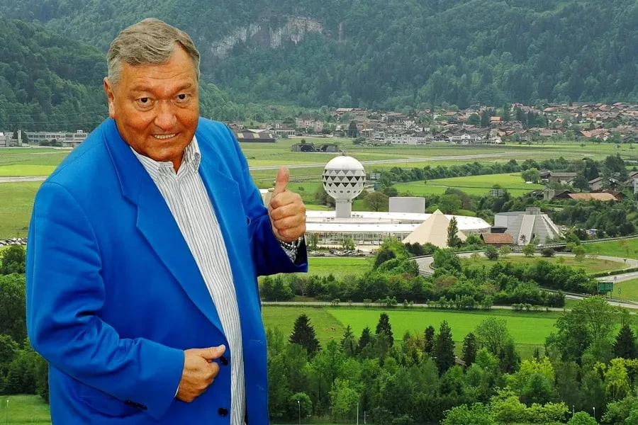 Erich von Daniken in front of his Jungfrau Park. The name used to be prefixed with “unsolved mysteries of mankind”
